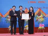 Thứ trưởng Nguyễn Thị Nghĩa trao bằng khen cho trường THPT chuyên ĐH Vinh ảnh 3