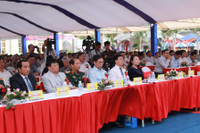 Thứ trưởng Nguyễn Thị Nghĩa trao bằng khen cho trường THPT chuyên ĐH Vinh ảnh 1