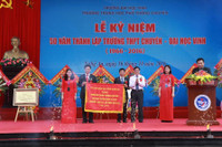 Thứ trưởng Nguyễn Thị Nghĩa trao bằng khen cho trường THPT chuyên ĐH Vinh ảnh 5