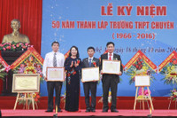 Thứ trưởng Nguyễn Thị Nghĩa trao bằng khen cho trường THPT chuyên ĐH Vinh ảnh 4