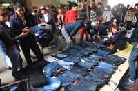 Đi chợ “giá sốc” ngày 30 Tết ảnh 7