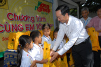 Mang trang vở đến học sinh nghèo ảnh 2