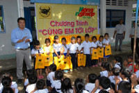 Mang trang vở đến học sinh nghèo ảnh 1