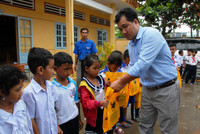 Mang trang vở đến học sinh nghèo ảnh 3