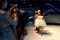 Sự thái quá đáng phẫn nộ khi để trẻ em làm mẫu xe hơi ảnh 5