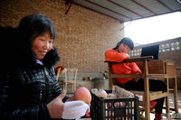 Cô bé khuyết tật kinh doanh online bằng mũi và cằm 3