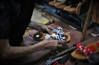 Bà lão hơn nửa thế kỷ đóng guốc ở chợ Bến Thành ảnh 7 Ba lao hon nua the ky dong guoc o cho Ben Thanh - Anh 7