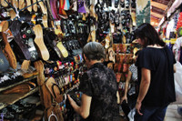 Bà lão hơn nửa thế kỷ đóng guốc ở chợ Bến Thành ảnh 5 Ba lao hon nua the ky dong guoc o cho Ben Thanh - Anh 5