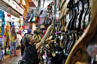 Bà lão hơn nửa thế kỷ đóng guốc ở chợ Bến Thành ảnh 4 Ba lao hon nua the ky dong guoc o cho Ben Thanh - Anh 4