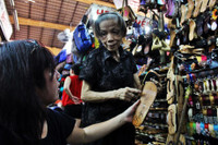 Bà lão hơn nửa thế kỷ đóng guốc ở chợ Bến Thành ảnh 1 Ba lao hon nua the ky dong guoc o cho Ben Thanh - Anh 1