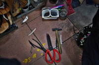 Bà lão hơn nửa thế kỷ đóng guốc ở chợ Bến Thành ảnh 3 Ba lao hon nua the ky dong guoc o cho Ben Thanh - Anh 3