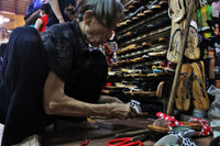 Bà lão hơn nửa thế kỷ đóng guốc ở chợ Bến Thành ảnh 2 Ba lao hon nua the ky dong guoc o cho Ben Thanh - Anh 2