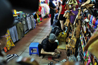 Bà lão hơn nửa thế kỷ đóng guốc ở chợ Bến Thành ảnh 12 Ba lao hon nua the ky dong guoc o cho Ben Thanh - Anh 12