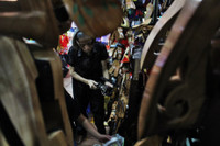 Bà lão hơn nửa thế kỷ đóng guốc ở chợ Bến Thành ảnh 10 Ba lao hon nua the ky dong guoc o cho Ben Thanh - Anh 10