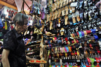 Bà lão hơn nửa thế kỷ đóng guốc ở chợ Bến Thành ảnh 6 Ba lao hon nua the ky dong guoc o cho Ben Thanh - Anh 6