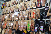 Bà lão hơn nửa thế kỷ đóng guốc ở chợ Bến Thành ảnh 8 Ba lao hon nua the ky dong guoc o cho Ben Thanh - Anh 8