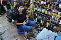 Bà lão hơn nửa thế kỷ đóng guốc ở chợ Bến Thành ảnh 11 Ba lao hon nua the ky dong guoc o cho Ben Thanh - Anh 11