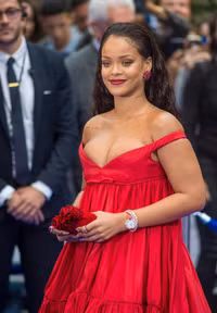 Bất ngờ size quần áo của các sao nữ đình đám thế giới