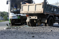 Xe khách va chạm xe tải, hành khách hoảng sợ, ngất xỉu ảnh 1