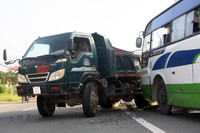 Xe khách va chạm xe tải, hành khách hoảng sợ, ngất xỉu ảnh 2