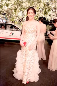 Lâm Chi Khanh chịu khó khoe vòng một gợi cảm