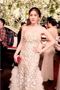 Lâm Chi Khanh chịu khó khoe vòng một gợi cảm