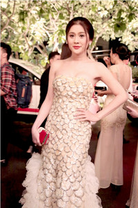 Lâm Chi Khanh chịu khó khoe vòng một gợi cảm