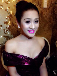 Lâm Chi Khanh chịu khó khoe vòng một gợi cảm