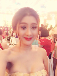 Lâm Chi Khanh chịu khó khoe vòng một gợi cảm