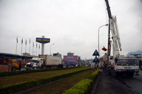 Thất kinh xe container thụt cống bỗng đổ kềnh ra đường ảnh 1