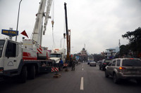 Thất kinh xe container thụt cống bỗng đổ kềnh ra đường ảnh 4