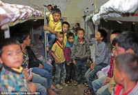 Người thầy ""tí hon"" 30 năm truyền dạy con chữ cho trẻ em cơ nhỡ ảnh 7 XONGNgười thầy tí hon 30 năm truyền dạy con chữ cho trẻ em cơ nhỡ