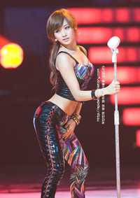 Mỹ nhân Kpop sexy nghẹt thở với mốt quần da ôm sát 