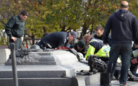 Thủ đô Ottawa sau vụ xả súng: Đầy đường cảnh sát ảnh 6 Thủ đô Ottawa sau vụ xả súng: Đầy đường cảnh sát ảnh 6