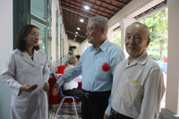 Món quà đặc biệt của cựu học sinh dành tặng thầy cô ảnh 1