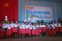 Tiếp sức học trò miền biển trước thềm năm học mới ảnh 4