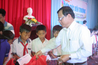 Tiếp sức học trò miền biển trước thềm năm học mới ảnh 7