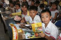 Tiếp sức học trò miền biển trước thềm năm học mới ảnh 2