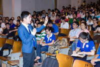 Thầy giáo hot boy sát cánh cùng giới trẻ ảnh 1