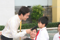 Thầy giáo hot boy sát cánh cùng giới trẻ ảnh 2