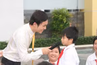 Thầy giáo hot boy sát cánh cùng giới trẻ ảnh 2