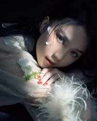 Ngọc Trinh tung bộ ảnh mới, chi tiết trên đôi chân gây chú ý