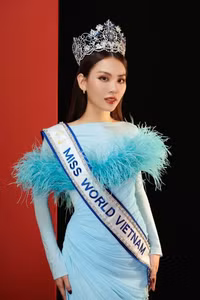 Nhan sắc đời thường xinh như ‘búp bê’ của tân Miss World