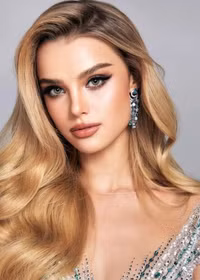 Nhan sắc đời thường xinh như ‘búp bê’ của tân Miss World