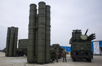 Tổ hợp tên lửa S-400 xuất hiện tại triển lãm. Đây là hệ thống tên lửa phòng không di động chiến lược tầm cao do phòng thiết kế tên lửa NPO Almaz sản xuất. 
