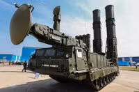 Xuất hiện cùng dàn vũ khí khủng của Nga trong triển lãm năm nay là tên tên lửa S-300V. Đây là loại vũ khí tối tân có khả năng đánh bại các loại tên lửa đạn đạo ở trên mặt đất lẫn trên không, các tên lửa hành trình, máy bay chiến thuật chiến lược cũng như các loại trực thăng chiến đấu của kẻ thù.