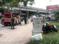 "Vật thể lạ" nghi chứa chất lỏng cực độc vứt bên đại lộ ở Sài Gòn ảnh 1 "Vật thể lạ" nghi chứa chất lỏng cực độc vứt bên đại lộ ở Sài Gòn ảnh 1