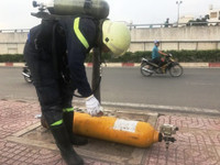 "Vật thể lạ" nghi chứa chất lỏng cực độc vứt bên đại lộ ở Sài Gòn ảnh 3 "Vật thể lạ" nghi chứa chất lỏng cực độc vứt bên đại lộ ở Sài Gòn ảnh 3