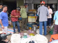 Người dân vùng tâm bão chủ động dự trữ lương thực ảnh 2