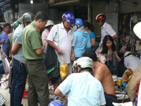 Người dân vùng tâm bão chủ động dự trữ lương thực ảnh 1